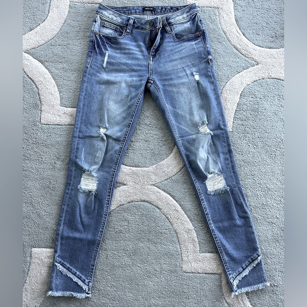 NWOT!! Women’s Miss Me Frayed Hem Jeans